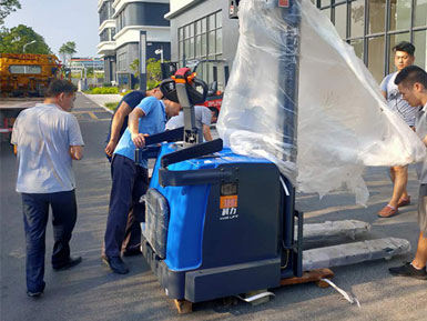 科力電動(dòng)堆高車(chē)進(jìn)行裝卸、堆高、堆垛和短距離運(yùn)輸作業(yè)