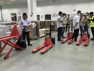 電動高升程搬運(yùn)車交付使用，感謝廠家羅總親自跟客戶講解操作方法！
